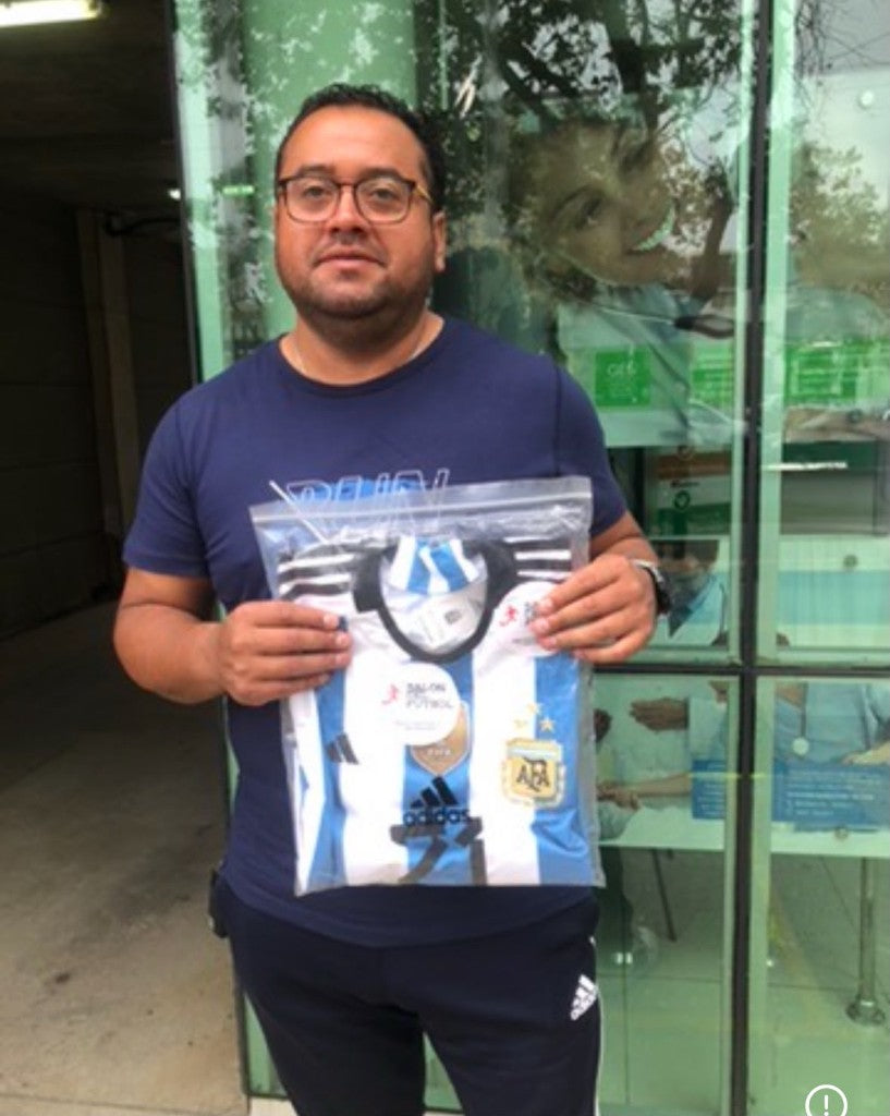 Cliente con camiseta Argentina