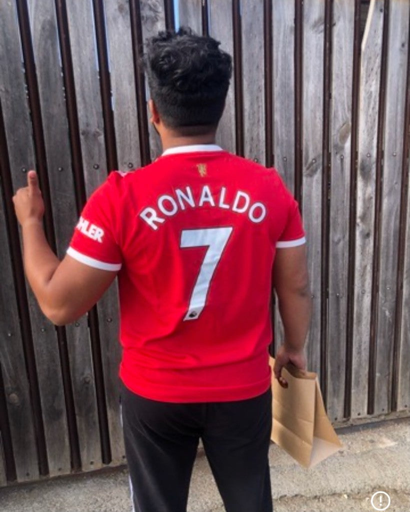 Cliente con camiseta Manchester United Ronaldo