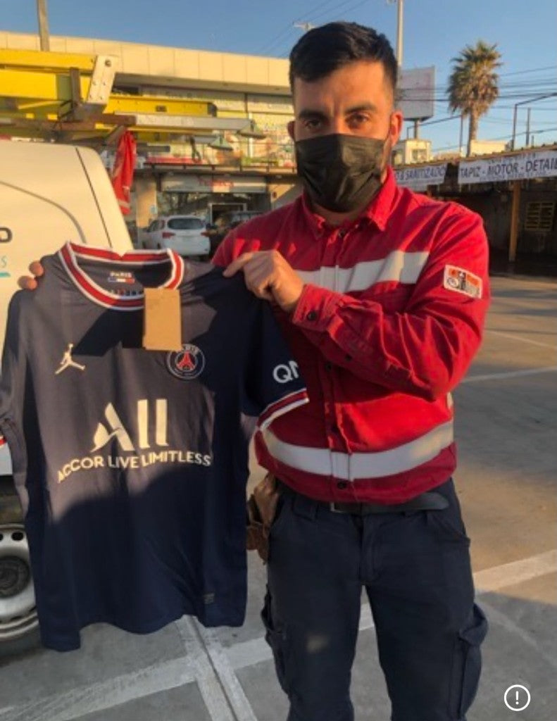 Cliente con camiseta PSG