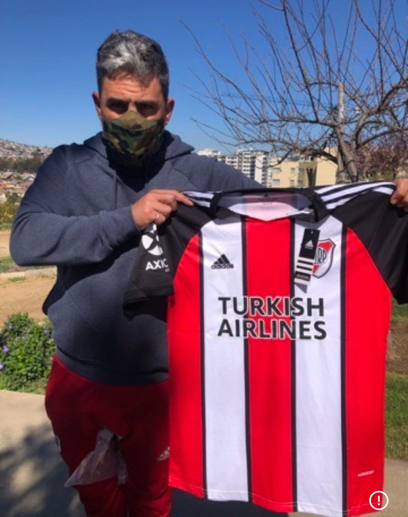 Cliente con camiseta River Plate